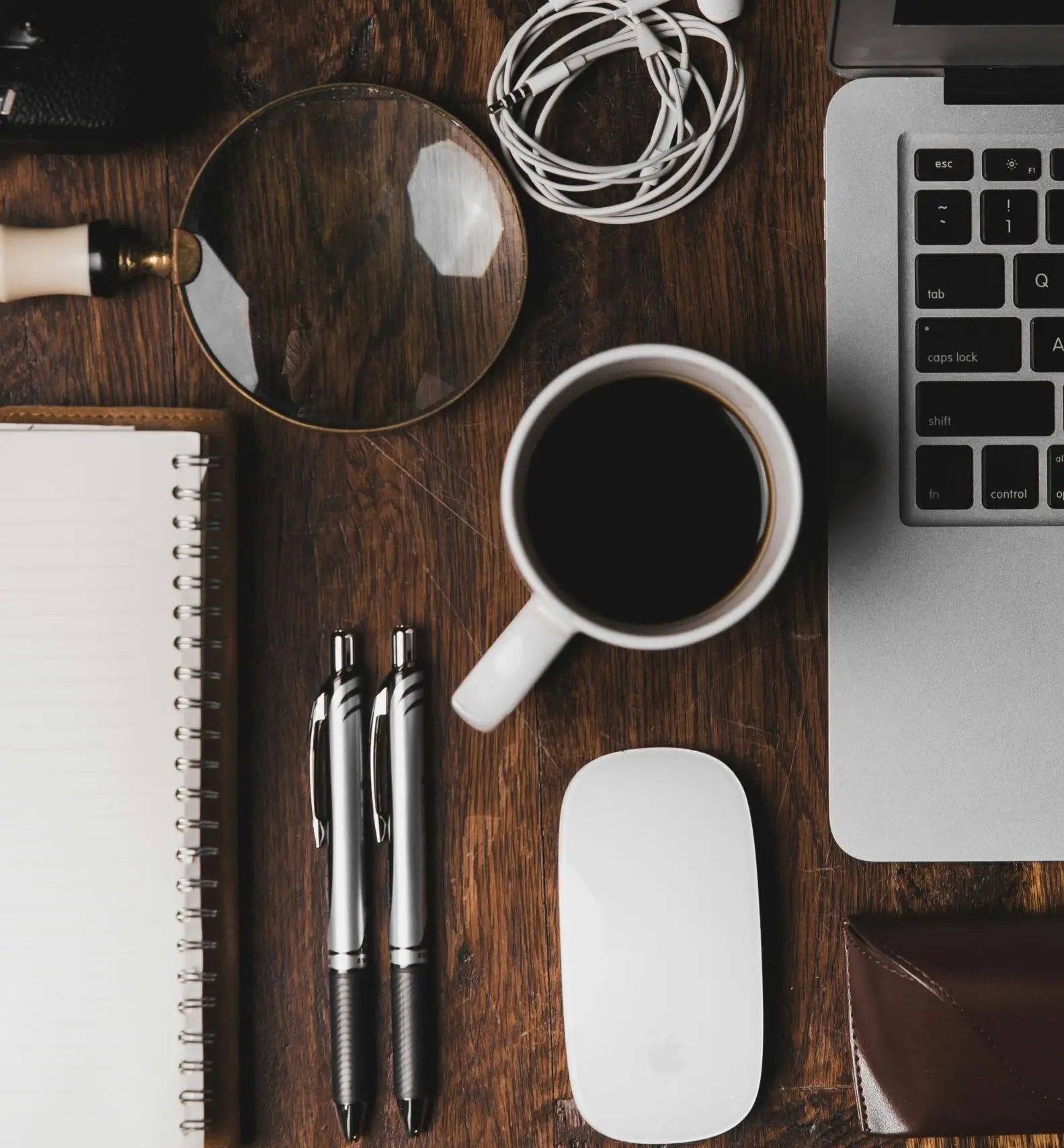 Kaffemaskin för kontor installerad i modern arbetsmiljö